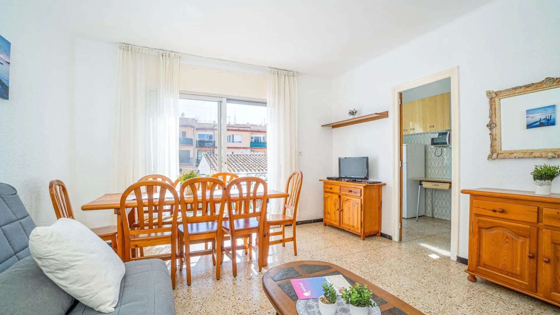 Basic Comfort Apartment Poeta Marquina 1º 2025 Roses